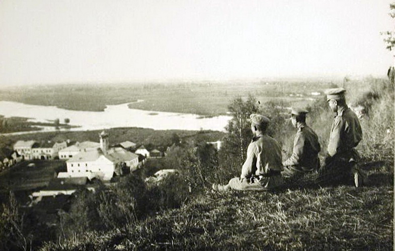 Русские солдаты любуются панорамой города Галич. Галиция 1914 год.