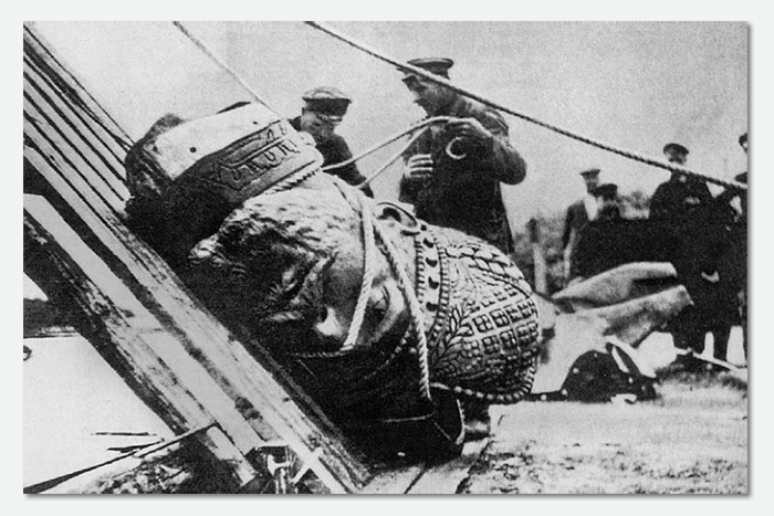 Падение Российской империи и борьба с его прошлым - разрушение памятника Александру III в Москве в 1918 году. 