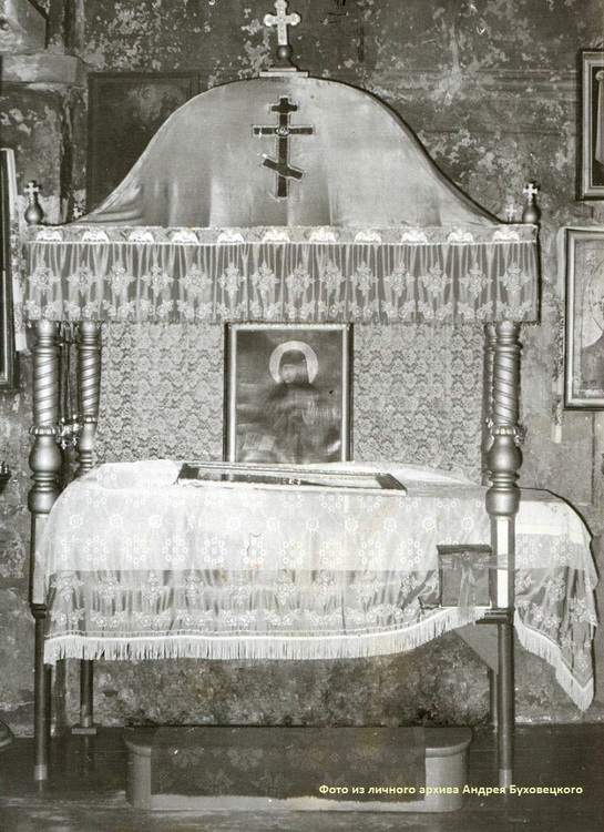 Гробница с мощами Евфросинии в Спасском храме. Фото 1943 г