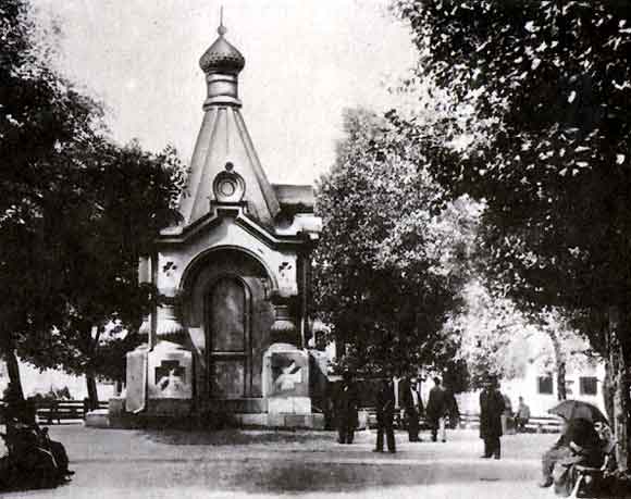В мае 1869 была освящена часовня во имя А. Невского, построенная при входе в Александровский сквер на углу улиц Захарьевской (пр. Независимости) и Доминиканской (ул. Энгельса). Уничтожена в тридцатых годах.