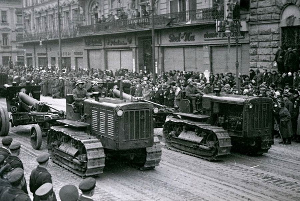 Советская техника проходит по улицам г. Львова после окончания работы Народного собрания Западной Украины. 1939
