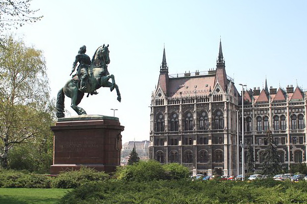 Памятник Ракоци у здания венгерского парламента в Будапеште