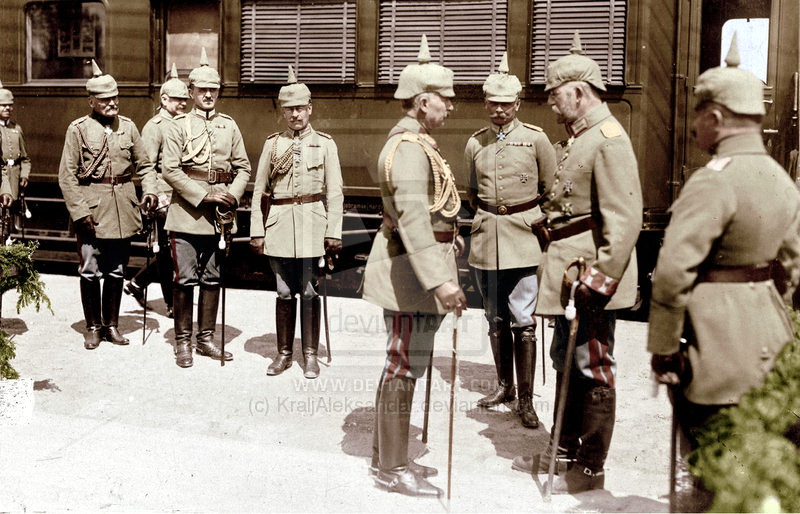 Кайзер Вильгельм II беседует с командующим 12 армии Максом фон Фабеком на станции Лида.