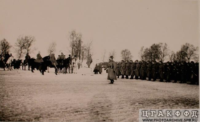 05.	Церемониальный марш артиллерии в пешем строю, во время военного смотра, в центре - император Николай II.