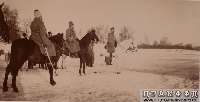 07.	Император Николай II, Главнокомандующий армиями Западного фронта А.Е.Эверт, высшие офицерские чины на смотровом плацу.