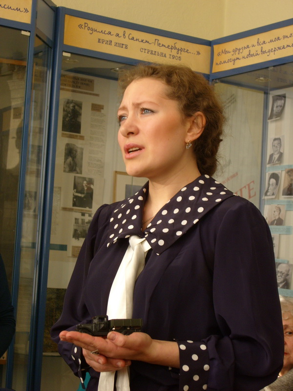 Актриса Юлия Чмых читает стихи советских поэтов.