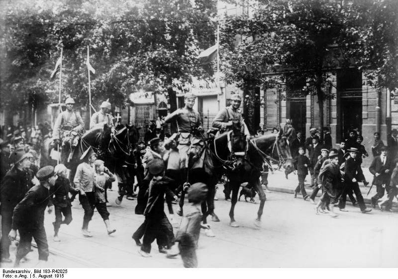 Германская кавалерия входит в Варшаву. 5 августа 1915 г.