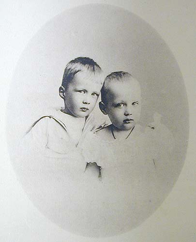 Князь Олег (слева) с братом, Князем Гавриилом.