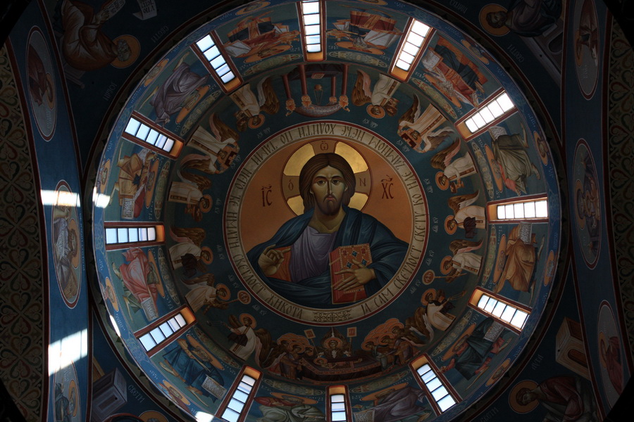 Свод купола в церкви Святого императора Константина и императрицы Елены в Белграде.