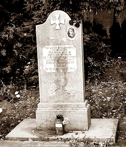 Надгробие на предполагаемом месте захоронения Риммы Ивановой в ограде храма Андрея Первозванного в Ставрополе
