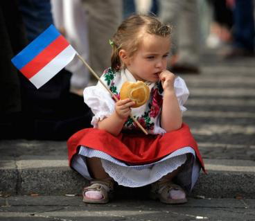 Лужичанка со своим национальным флагом.
