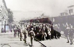 «Русофилы» на вокзале в Богушовицах. Эшелон, сформированный во Львове, прибыл сюда 30 августа 1914г. (Более поздняя надпись на фотографии ошибочно называет русин «военнопленными».) 
