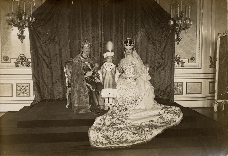 Императорская семья во время коронации: император Карл I, императрица Цита Бурбон-Пармская, наследник престола кронпринц Отто.