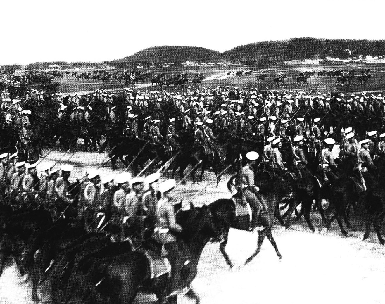 Русская кавалерия на марше. Восточная Пруссия. 1914 г.