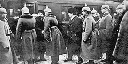 Кадр из кинохроники 1917 года – Ульянов-Ленин и немецкие офицеры на перроне около «запломбированного» вагона.