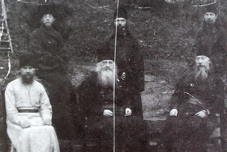 Иероманах Тихон (Шарапов)(первый слева) во время ссылки в Бучу. 1919 г.