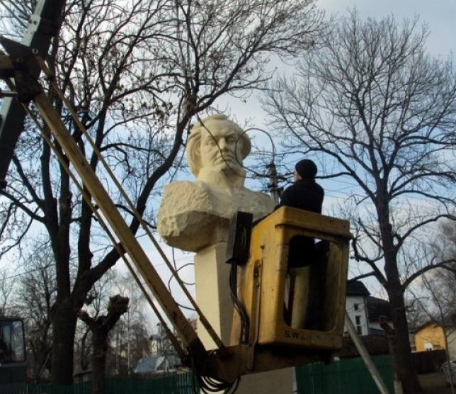 Снос памятника русскому полководцу Кутузову в городе Броды в феврале 2014 года. Однако, это только начало данной истории, а в конце ее памятник вернется на свое место. 