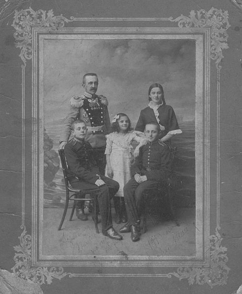 1915. Пётр Петрович Томиловский (Младший) с семьей