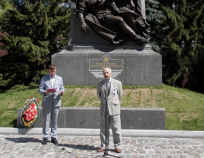 Александр Арутюнов выступает на митинге у памятника героям Первой мировой  войны в Калининграде