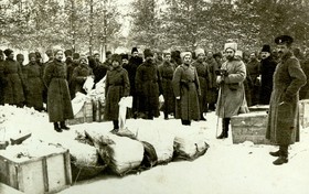 Посылки от тыловиков прибыли на фронт, 1916 г. 8-й Сибирский стрелковый полк.