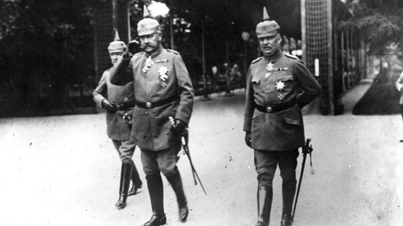 	1914: Пауль фон Гинденбург рядом с главнокомандующим германскими вооружёнными силами на Востоке Эрихом Людендорфом