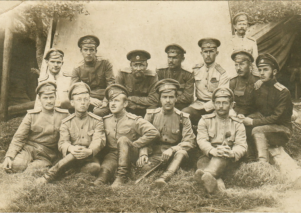 Офицеры 67 Сибирского стрелкового полка. В центре (предположительно) командир полка полковник Василенко