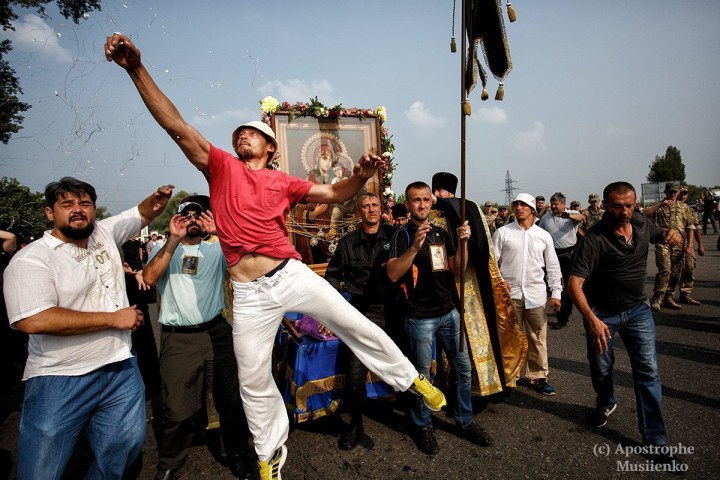 Всеукраинский крестный ход 2016. Христиане защищают икону.