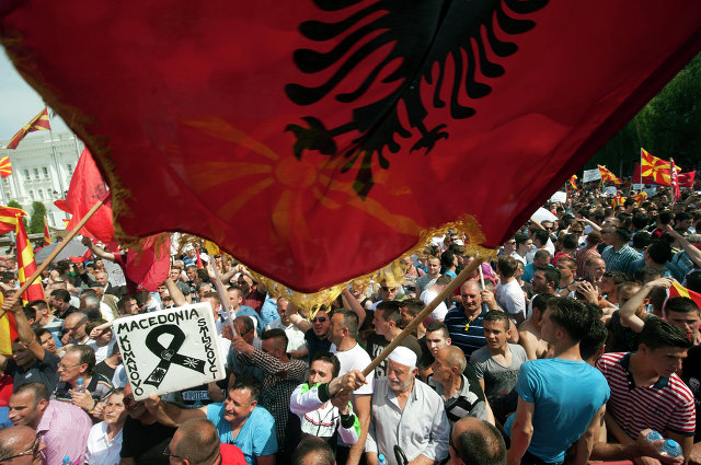 Выступления албанских националистов в Македонии под флагами Великой Албании