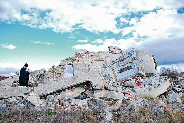 Руины православной церкви в Косово. При попустительстве НАТО там албанцами уже разрушено более 200 православных храмов, большинство из которых являются памятниками архитектуры и искусства X-XIII веков, которые пережили даже 500-летнее турецкое иго.