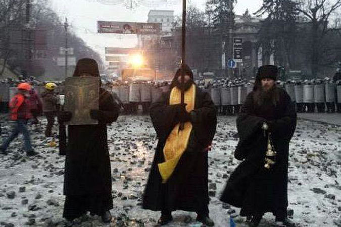 Стояние православных монахов на киевском «евромайдане» между противоборствующими сторонами.