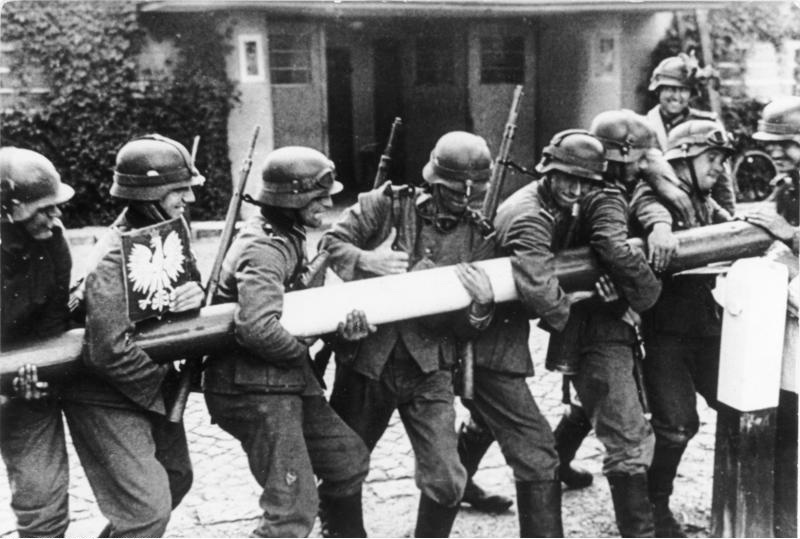 Солдаты Вермахта взламывают 1 сентября 1939 года шлагбаум на германско-польской границе. 