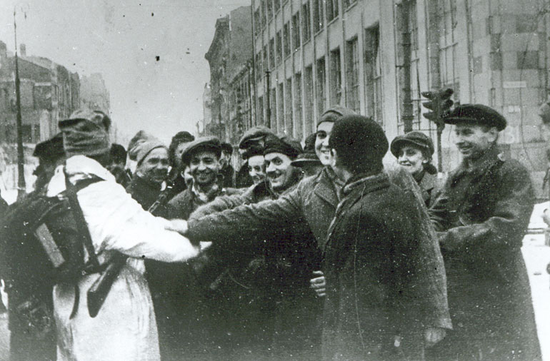 Жители Варшавы встречают освободителей – бойцов Красной Армии и 1-й армии Войска Польского