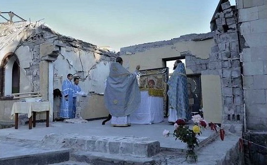 Служба на руинах церкви в Донбасе. 