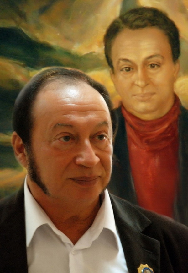 Фотография поэта Анатолия Аврутина на фоне его портрета работы художника Ю.Иванова.