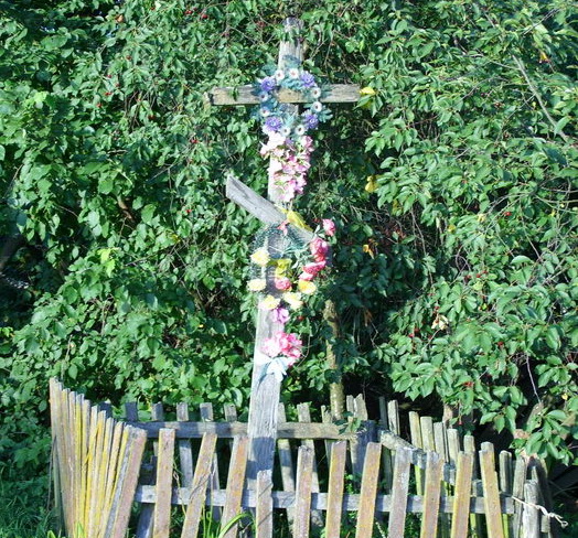 Поклонный крест у деревенской околицы. Даже в советские времена вокруг всех белорусских деревень стояли украшенные поклонные кресты.