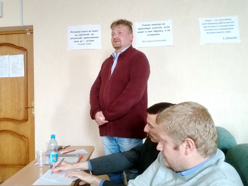 кандидат исторических наук Дронов во время дискуссии