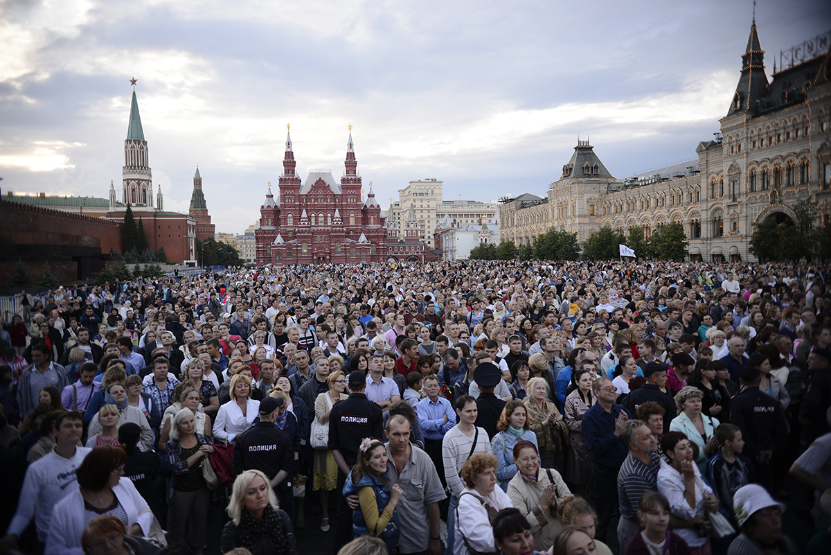 Москва млн чел. Толпа на красной площади. Много людей на площади. Народ на площади. Красная площадь много народу.