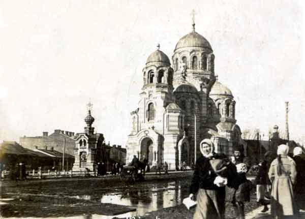 Привокзальная Казанская церковь была построена в начале ХХ в. на площади у Западного моста.
