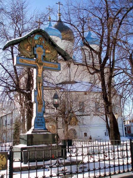 Крест-памятник в Новоспасском монастыре
