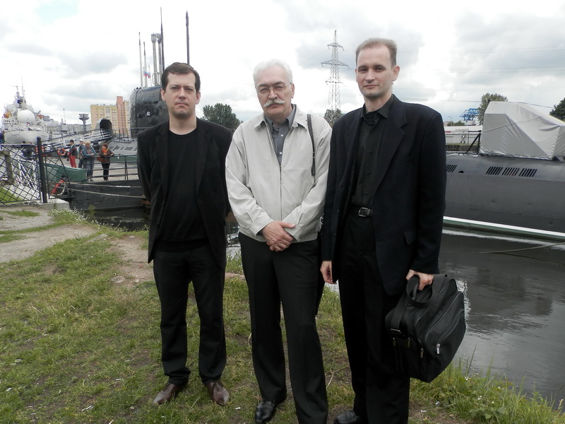 Вячеслав Бондаренко, Игорь Зеленковский, Александр Гронский на фоне подводной лодки, стоящей  на вечной стоянке в Моском музее.