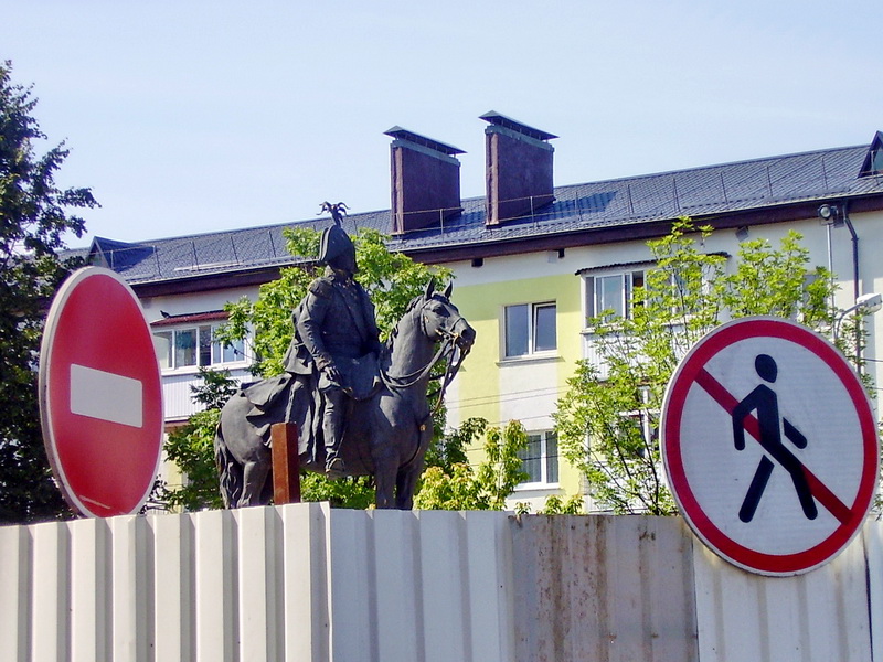 За строительными ограждениями памятник Барклаю-де-Толли на центральной площади Черняховска, на которой прошел парад русских войск в 1914 году