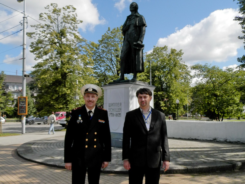 Полковник Урюпин и Андрей Каркотко около памятника Шиллеру