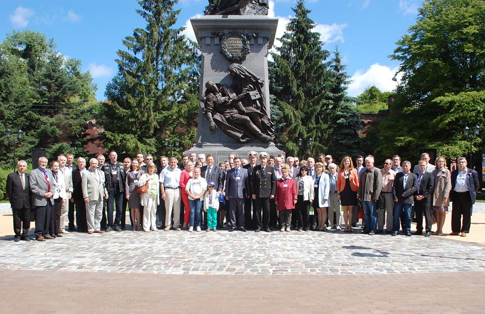 Групповая фотография участников конференции у памятника героям Первой мировой