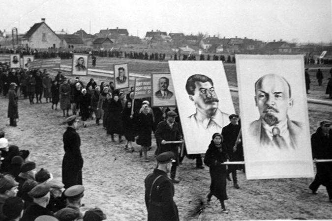 Демонстрация на 7 ноября. Гродно, 1940 г.