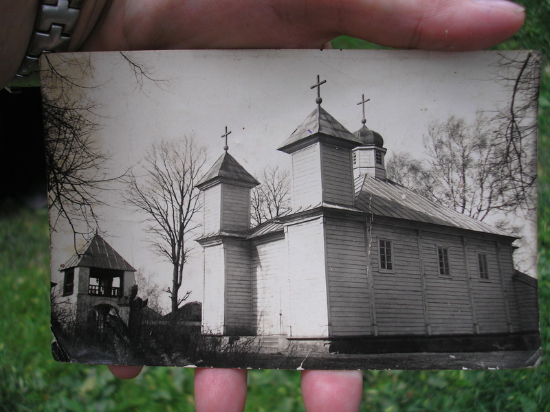 Фотография церкви и колокольни в деревне Садовая, уничтоженных во времена Хрущева, прославившегося массовыми застройками городов «хрущебами».