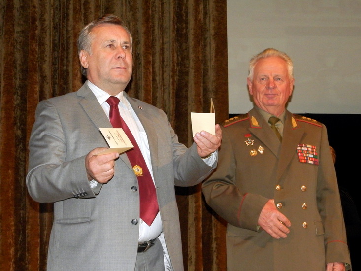 Юриус Тракшялис и генерал-полковник Чаус во время вручения почетного ордена Фонда памяти Первой мировой войны «Кроки». 