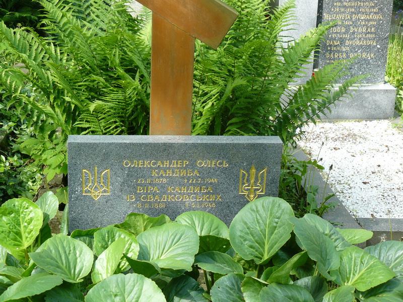 Могила Олександра Олеся