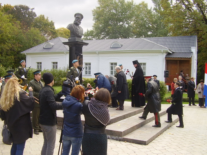 Возлож. цветов к памятнику Скобелева около скобелевского музея в Заборово 