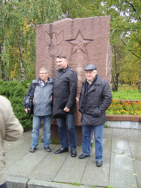 У входа в парк Советско-польского братства  (в центре гость из Польши) 