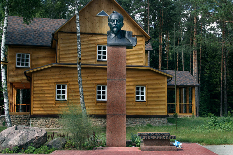 Музей в Дзержиново, имении рода Дзержинских в 15 км от городского посёлка Ивенец Воложинского района Минской области.